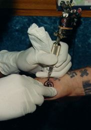 Leo Zulueta tattooing ManWoman