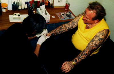 Leo Zulueta tattooing ManWoman